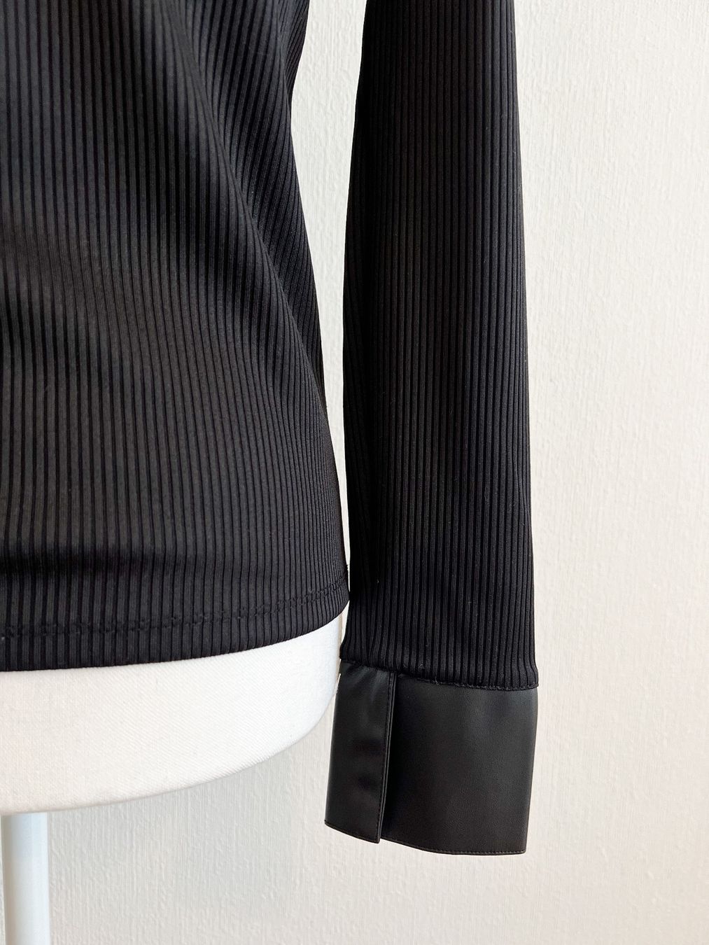 Top: Pull noir avec détail cuir – Usato da Lausanne venduto da Greenbyaudrey