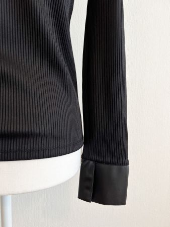 Pull noir avec détail cuir