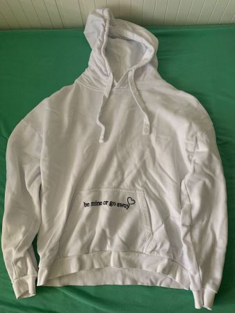 Weisser Pullover mit Schriftzug