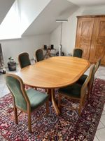 Ausziehbarer Esstisch aus massivem Holz mit 6 Stühlen