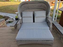 Rattanliege mit Dach
