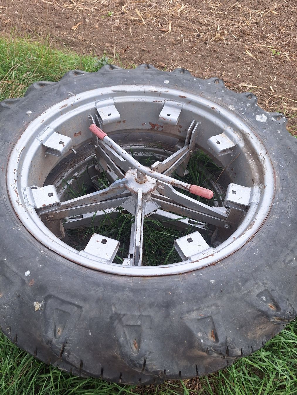 Pneus & Kompletträder: Doppelrad 13.6 r 36 – Gebraucht aus Burgistein von kra_k9qb 1