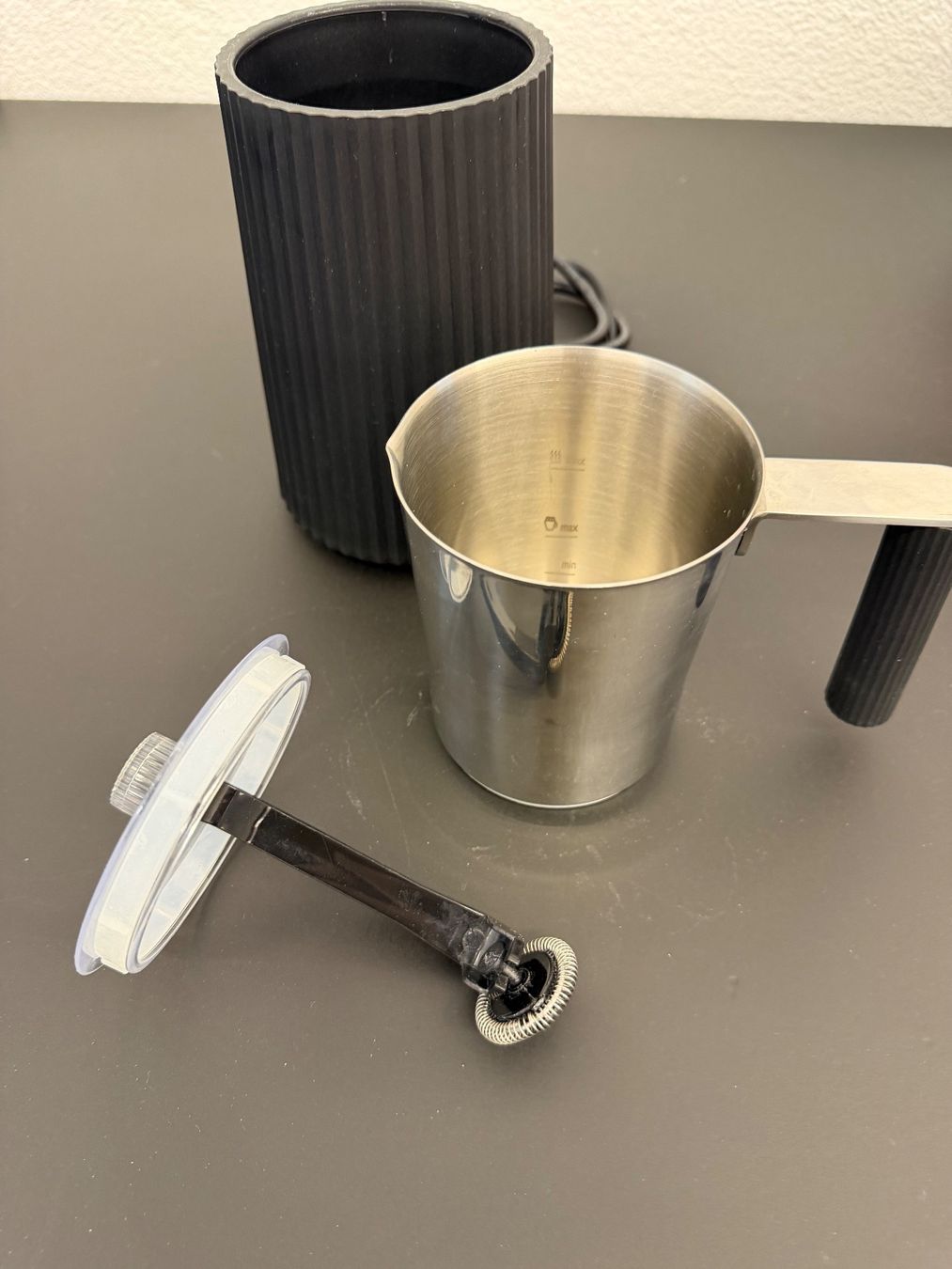 Alessi Elettrodomestici da cucina: ALESSI Milchschäumer PLISSÉ schwarz Cappuccino Maker – Nuovo e nell'imballaggio originale da Solothurn venduto da Tschupaloni 8