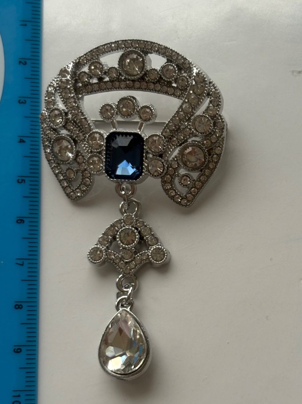 Broches & Aiguilles: Luxus Elegante  Brosche mit Kunstperlen Farbe: Silber – Neuf (Voir description) à Biel-Bienne par Roserosse13 5