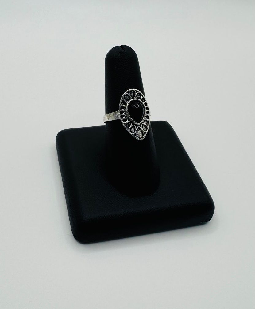 Anelli: Silbern farbiger Ring mit schwarzem Stein / Grösse: 53 – Nuovo e nell'imballaggio originale da Frutigen venduto da glanzvolles.leben