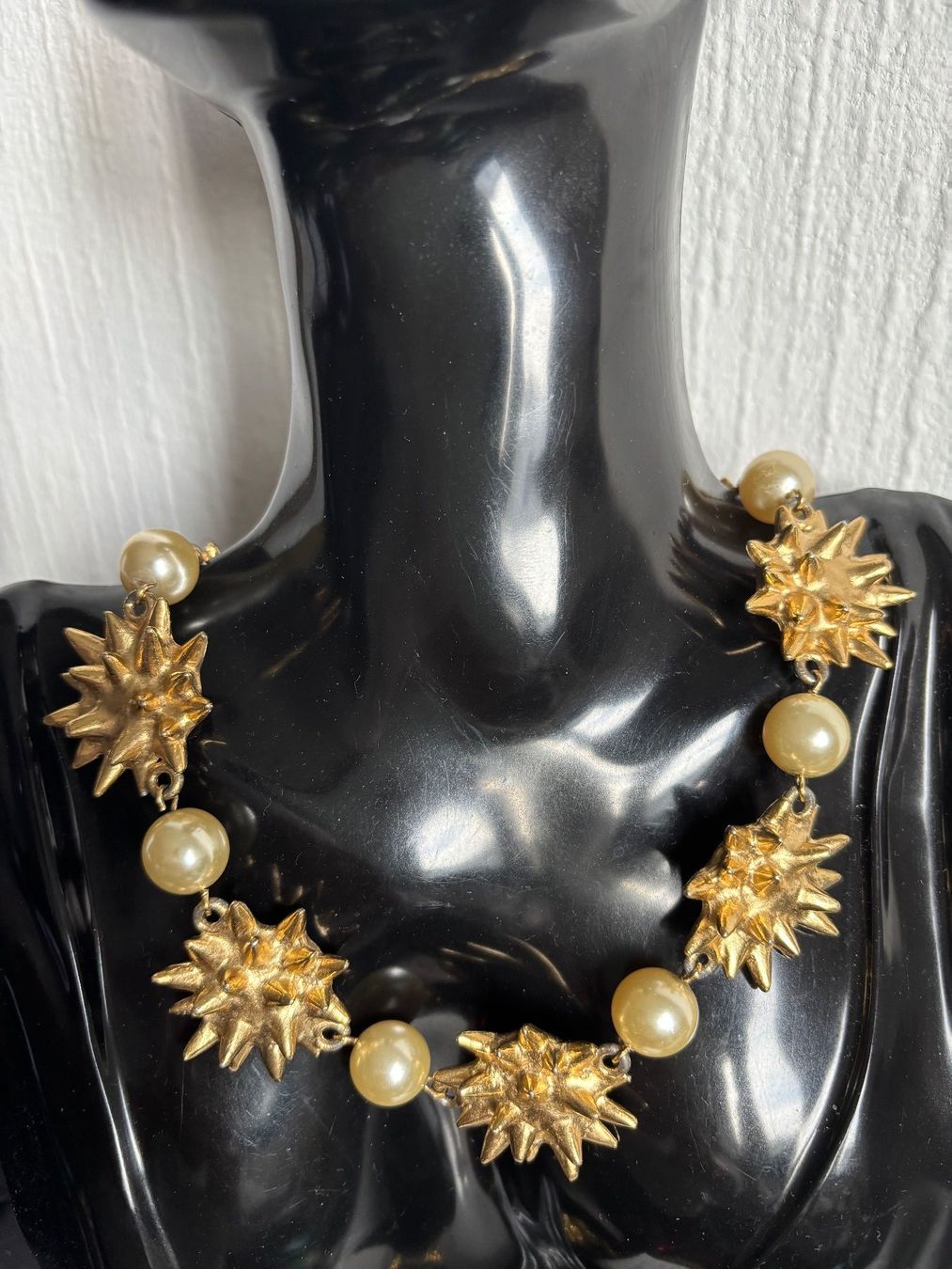 Catenine: Biche de Bere collier vintage  doré avec des perles – Usato da Peseux venduto da CharmeCommerce 1