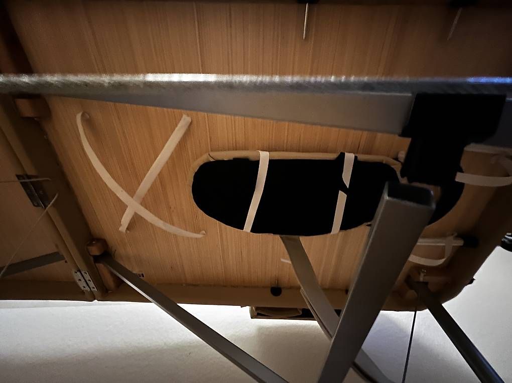 Dispositivi per massaggi: Massage table, used only a few times at home – Usato da Bern venduto da mad_fn5b 4