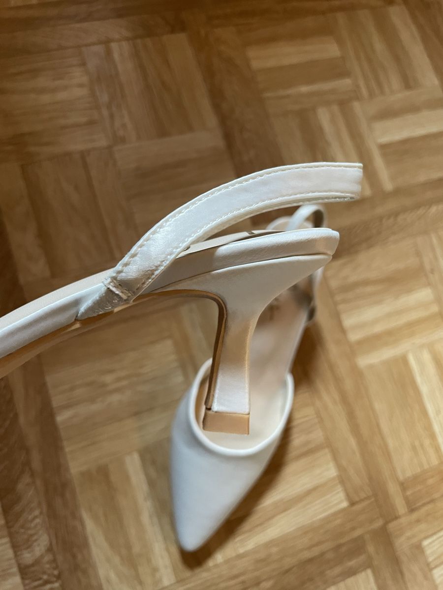 Scarpe da donna: Weisse Satin Pumps – Nuovo e nell'imballaggio originale da Grossdietwil venduto da celineeeee 3