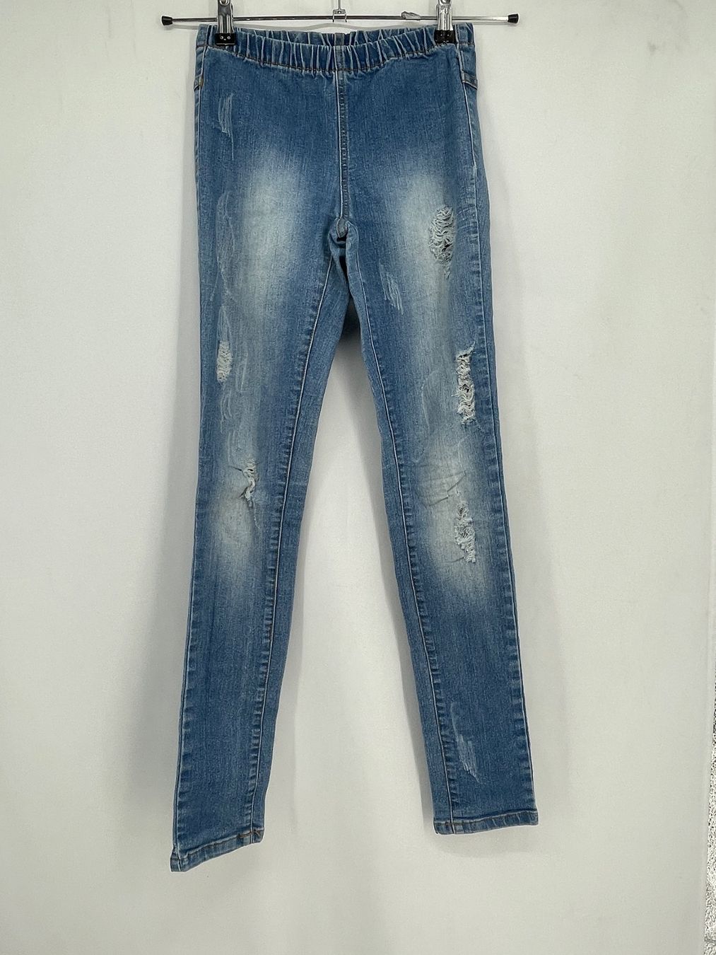 Pieces Jeans: PIECEE Jean à trou – Usato da Lausanne venduto da PlusValue_Lausanne