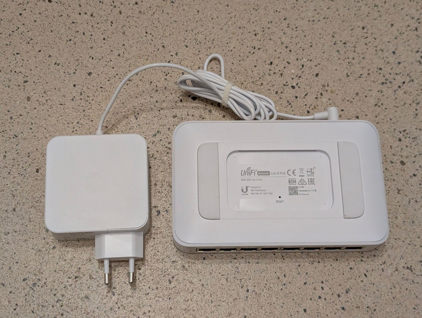 Ubiquiti Hub & Switch: UniFi Lite 8 PoE+ Switch 60W – Usato da Winterthur venduto da christianmaeder 2