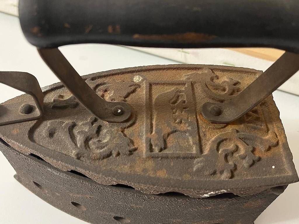 Ferri da stiro: Ferro da stiro a carbone con manico in legno – Usato da Viganello venduto da Schiri70 3
