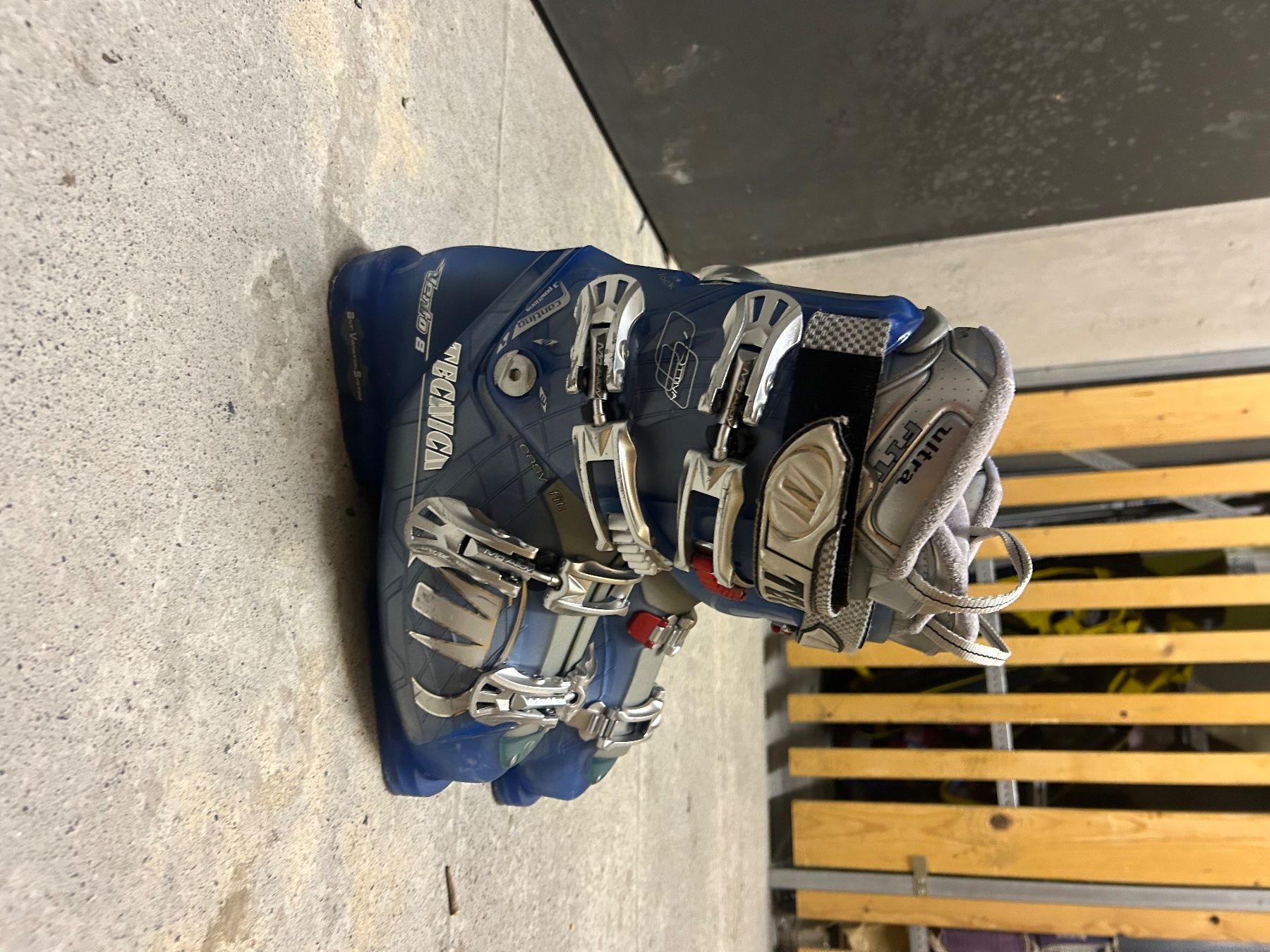 Scarpe da uomo: Chaussures de Ski Tecnica – Usato da Chavannes-près-Renens venduto da coraliebanuls