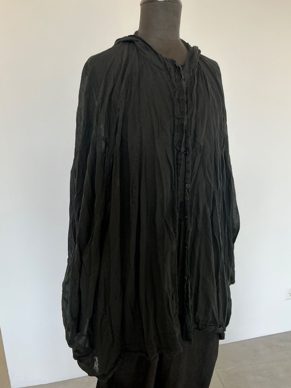 Rundholz Camicette: Semitransparente weite Bluse Rundholz DIP schwarz – Usato da Carona venduto da LaDark11 1