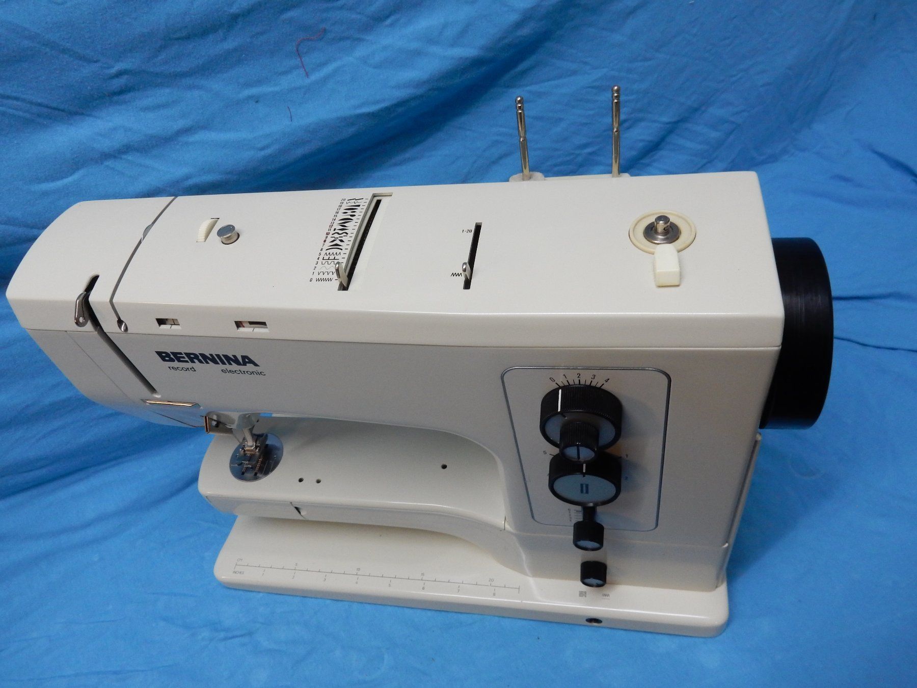 Bernina Machines à coudre: Bernina 830 Revidiert       26007 – D'occasion à Watt par Mariposa49 4