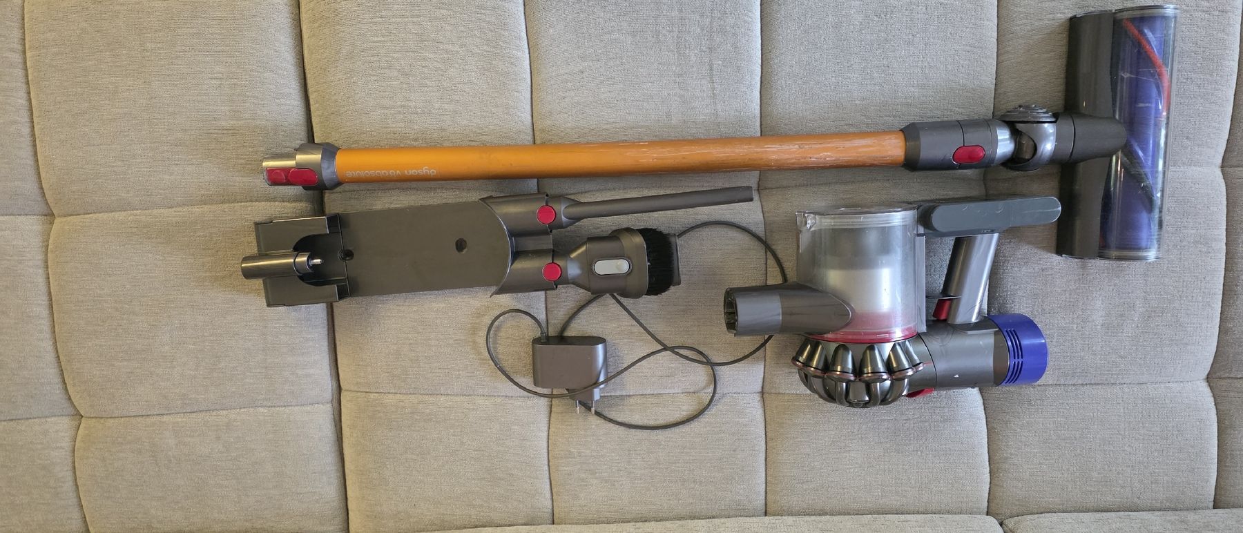 Dyson Aspirapolveri & Accessori: Dyson V8 Absolute Staubsauger – Usato da Merlischachen venduto da LawbringerS13 3