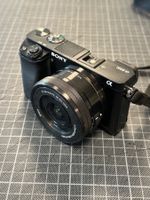 Sony Alpha 6000 mit 16–50 mm – kompakte Systemkamera