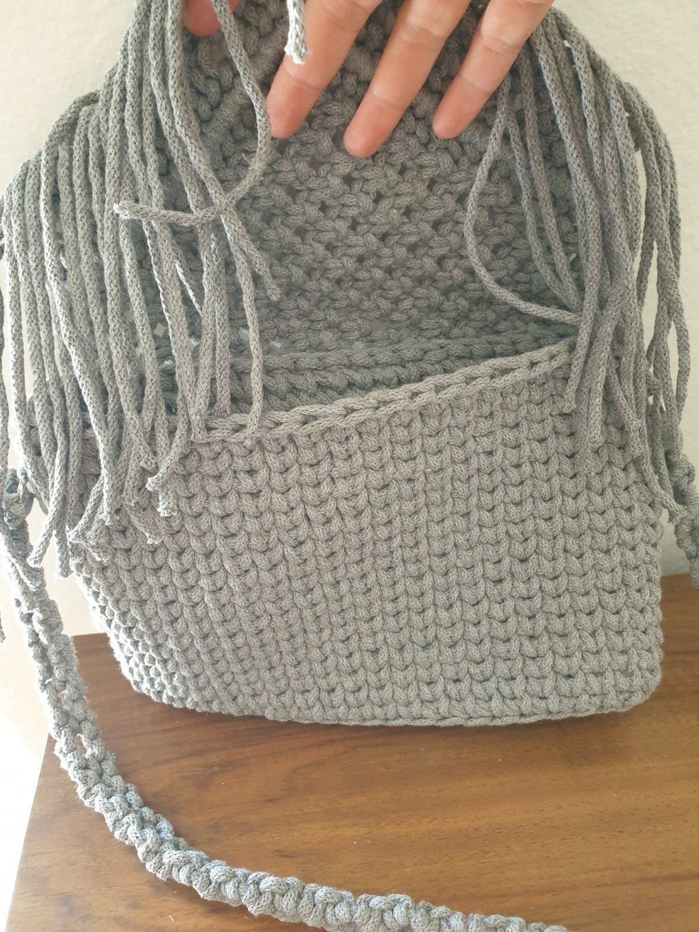 Borse da donna: Gehäkelte Makramee-Handtasche im Boho-Stil grau – Nuovo (secondo la descrizione) da Gelterkinden venduto da Macrameed 1