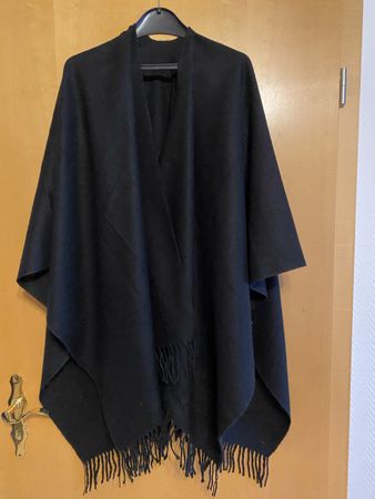 Schicker Damenponcho schwarz mit Fransen Grösse M/L