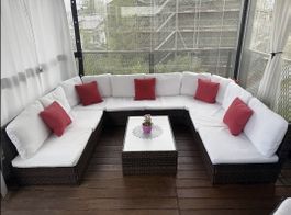 Gartenlounge U-Form Rattan braun mit weissen Auflagen