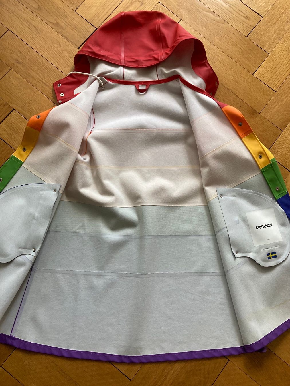 Stutterheim Cappotti: Farbenfroher Stutterheim-Regenmantel, schwedisches Design – Usato da Zürich venduto da Selamatt01 3