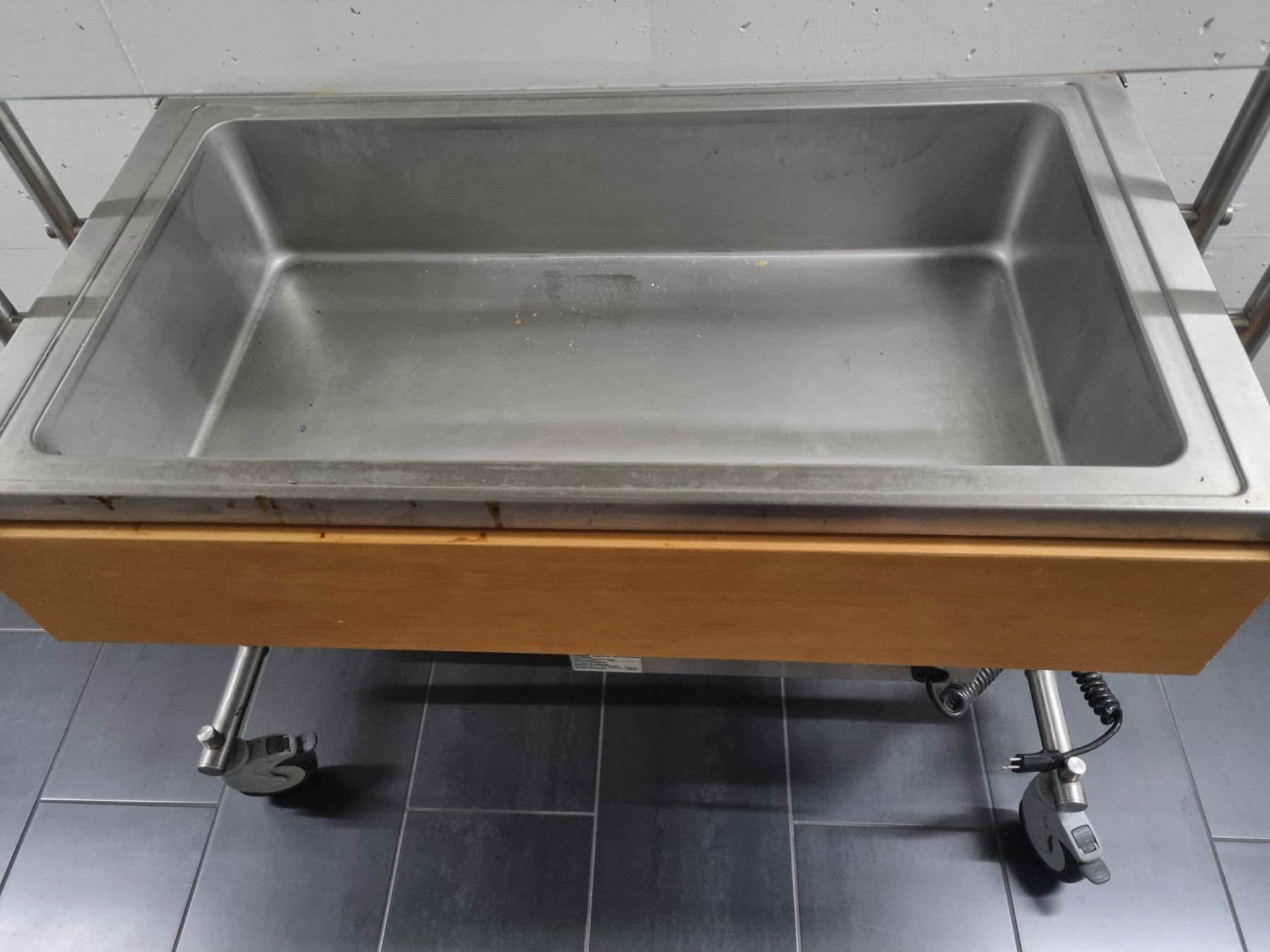 Credenze: Buffet gekühlt – Usato da Dübendorf venduto da topo73