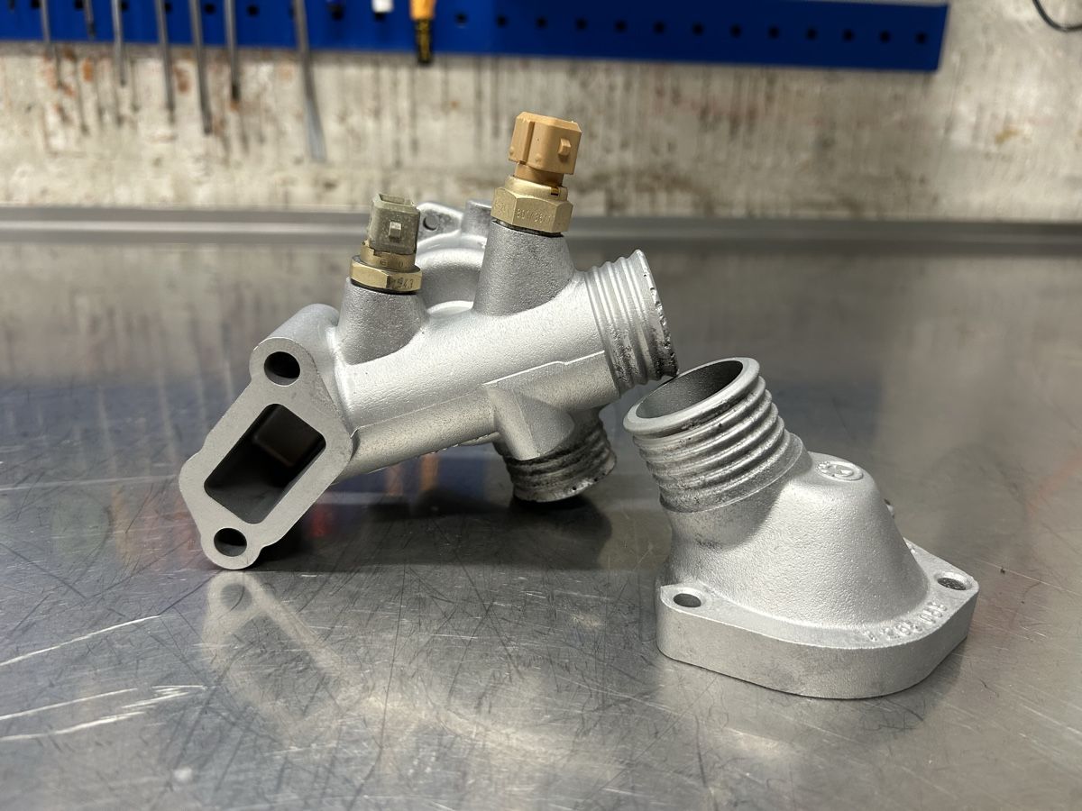 BMW Tutti pezzi di ricambio auto: BMW e30 M20b25 Thermostatgehäuse – Usato da Nürensdorf venduto da renato92 3