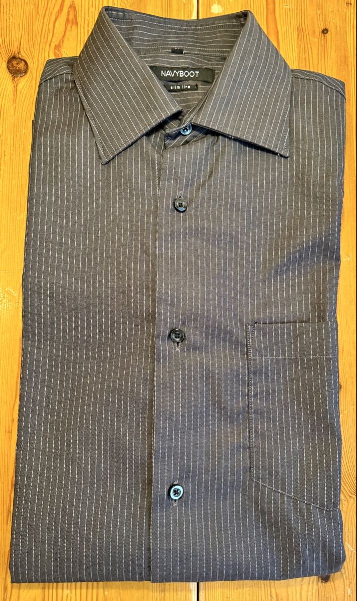 Navyboot Camicie: Navyboot Nadelstreifen-Hemd – Nuovo (secondo la descrizione) da Schattenhalb venduto da Oodaaq