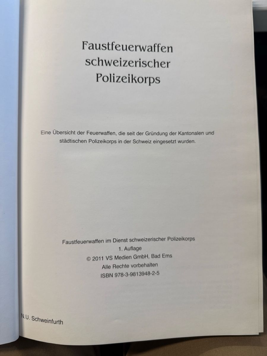 Libri: Buch Faustfeuerwaffen schweizerischer Polizeikorps 2011 – Nuovo (secondo la descrizione) da Krattigen venduto da Chasseur3 2
