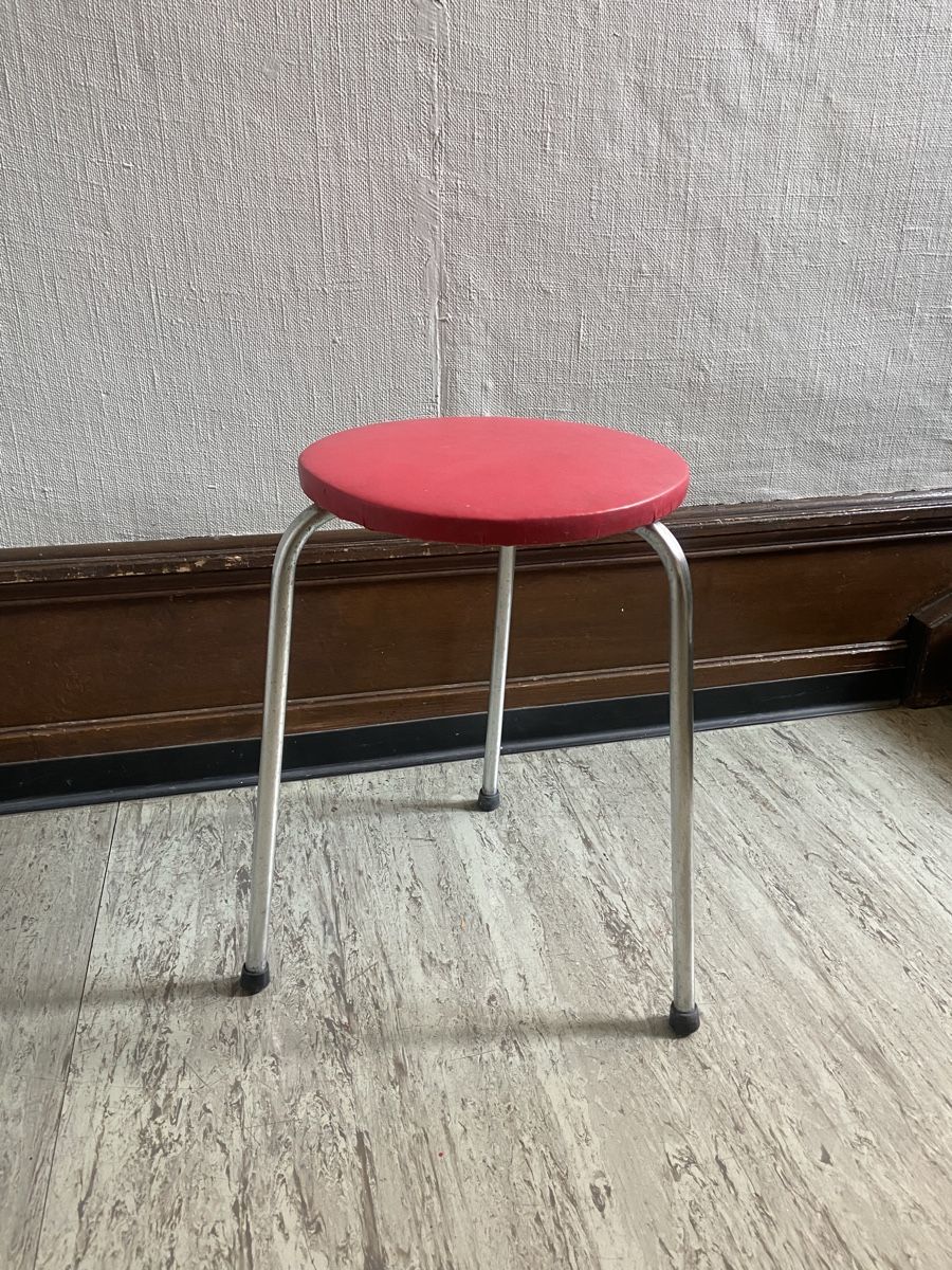 Hocker: Roter Hocker, vintage, top Zustand! – Gebraucht aus Zürich von Unique2400