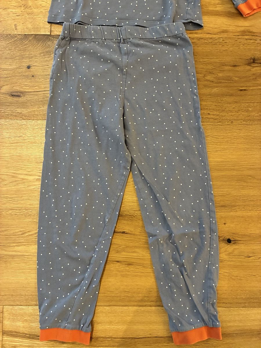 Pyjamas & Ähnliches: Pyjama grau gepunktet / Grösse 122/128 – Gebraucht aus Münchenstein von Pricemaker100 1