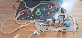 Holzeisenbahn Set mit Zubehör und Autos gebraucht