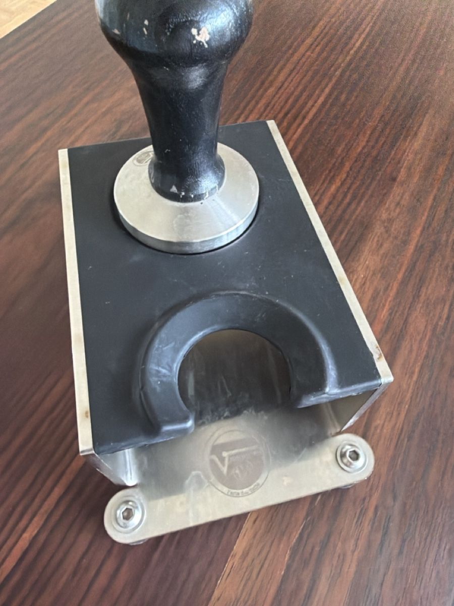 Appareils de cuisine: Kaffeetamperhalter mit Tamper – D'occasion à Fahrweid par aokolovskis 1