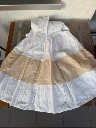 Robe enfant blanche et beige taille 4/5ans bon état