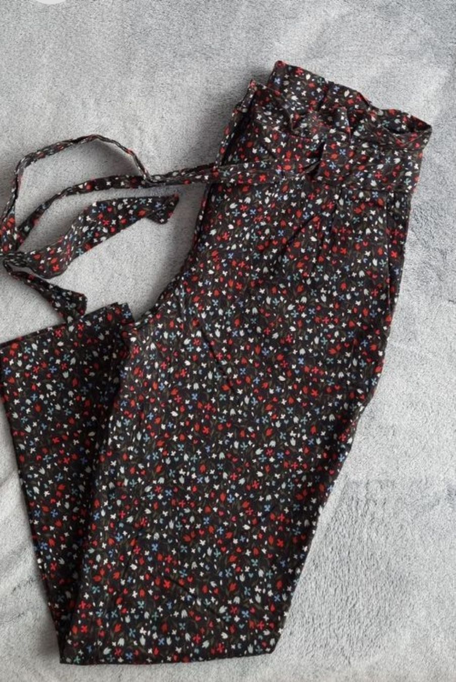 Zara Pantaloni: Zara Basic Hose mit Blumenmuster, Grösse xs – Usato da St Gallen venduto da vir_5kgt