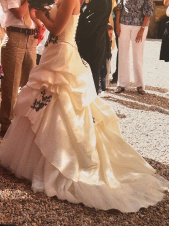 Robe de mariée blanche & broderies noires