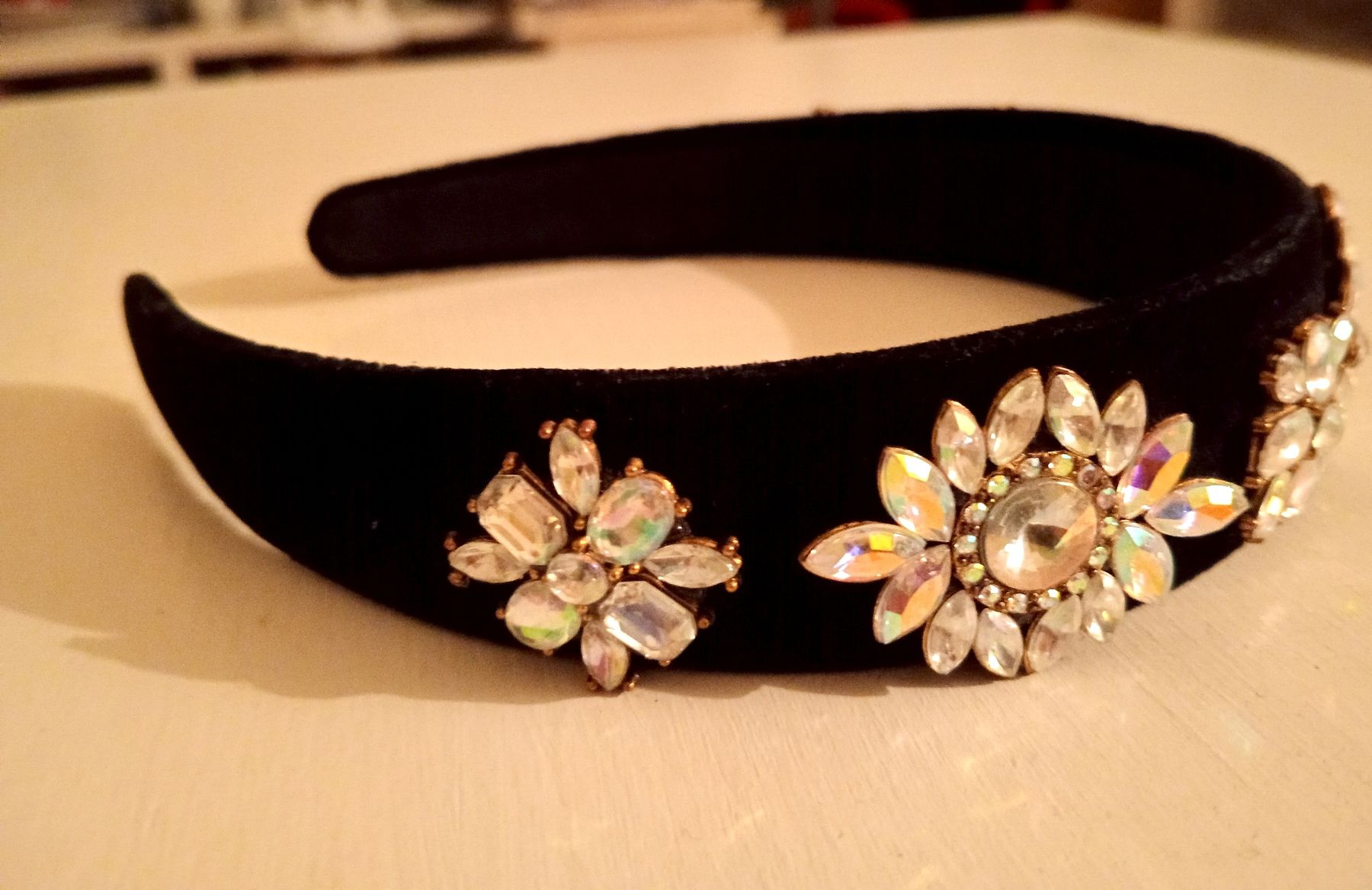 Accessori per capelli: Elegantes Samt-Haarreif mit Strass-Blumen Schwarz – Usato da Allschwil venduto da Evgeniia78 4
