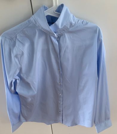 Blaue Blusen  hellblau Damen perfekt gestylten Look