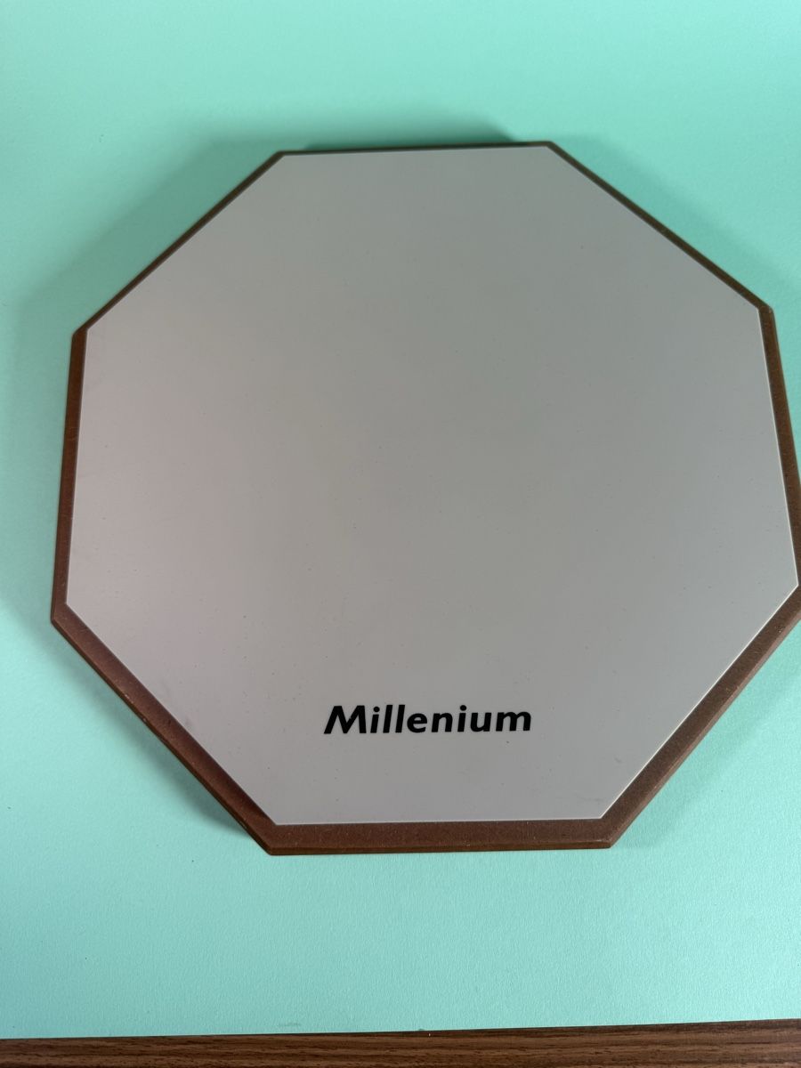 Musikinstrumente: Millenium Übungspad mit Drumsticks – Gebraucht aus Speicher von Fund.grube