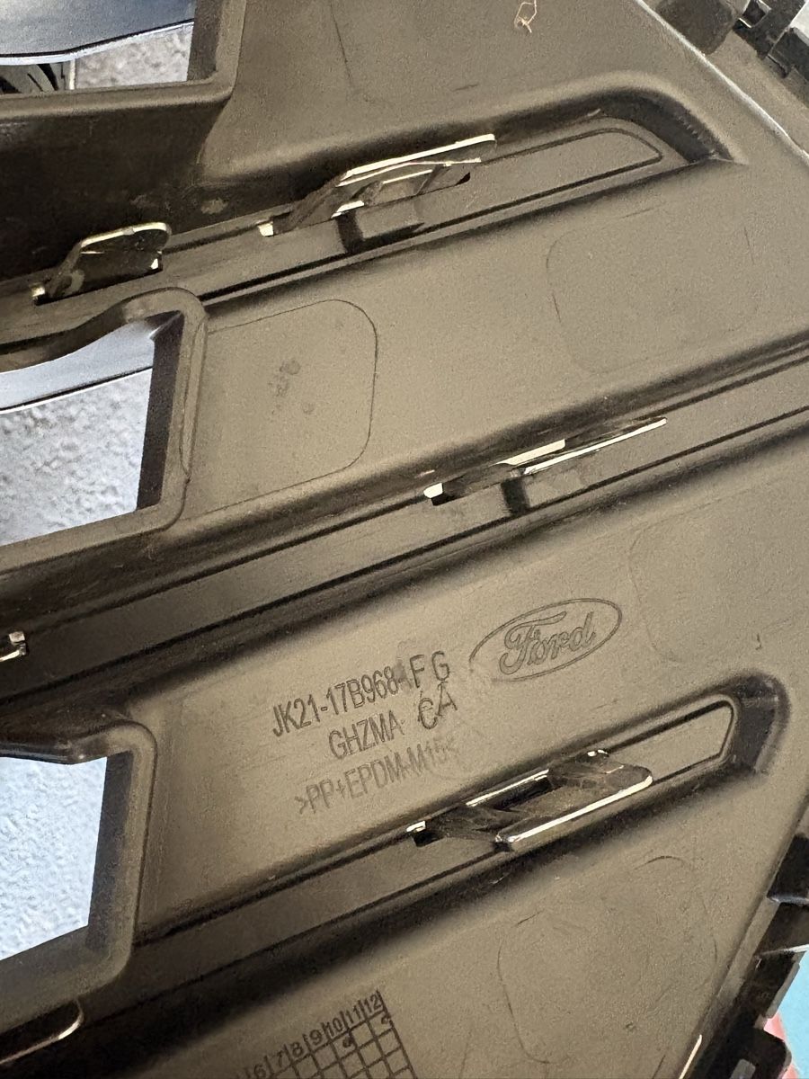 Ford Tutti pezzi di ricambio auto: Frontgrill FORD TOURNEO CUSTOM – Usato da Rebstein venduto da lave 3