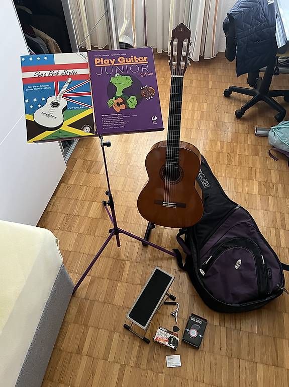 Strumenti musicali: Gitarre mit viel Zubehör – Usato da Zürich venduto da dl89