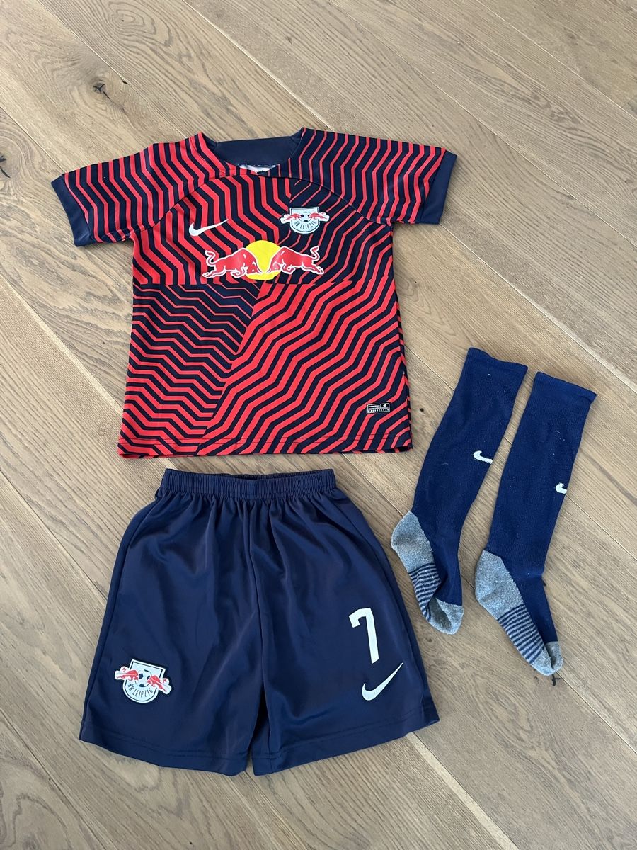 Canottiere & Pantaloni: Trikot-Set Dani Olmo Grösse 135-145 – Usato da Küttigen venduto da csei