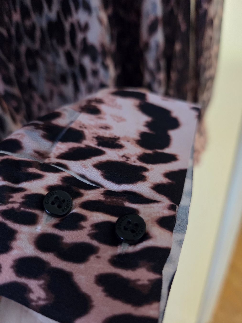 Guess Camicette: Leoparden Guess Bluse Gr. S – Usato da Dänikon ZH venduto da FicusLyrata 5