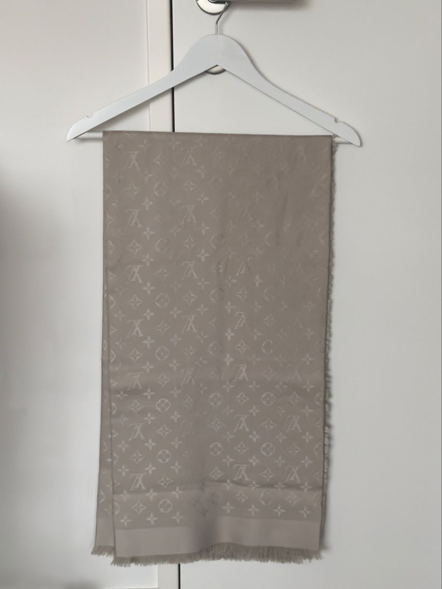 Louis Vuitton Foulard & Sciarpe: Louis Vuitton - Monogram Classic Tuch – Usato da Zürich venduto da JessGar
