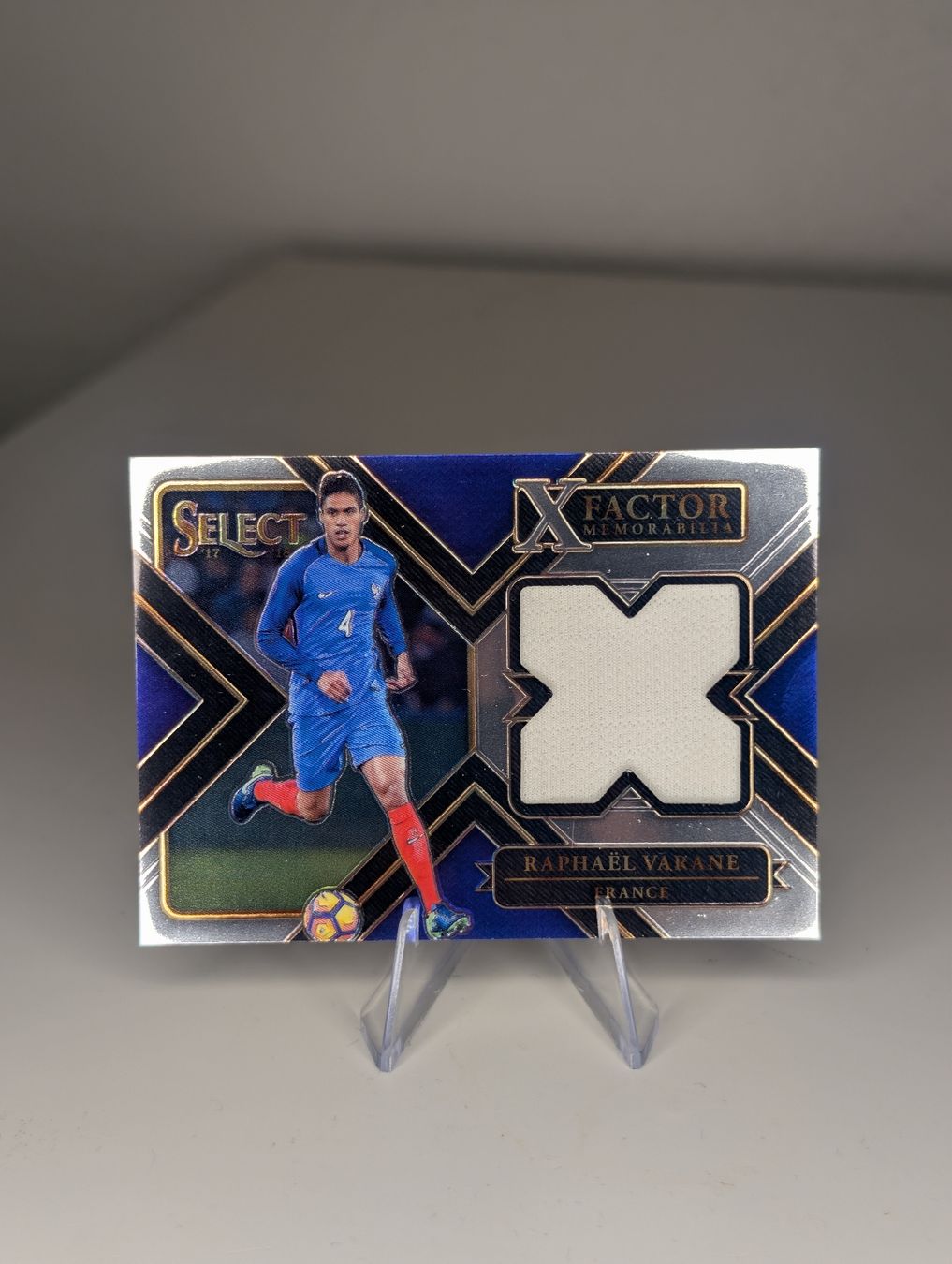 Panini Sammelbilder & Trading cards: Raphael Varane Player Worn Patch Frankreich Panini Select – Neu (gemäss Beschreibung) aus Hunzenschwil von BRPCards
