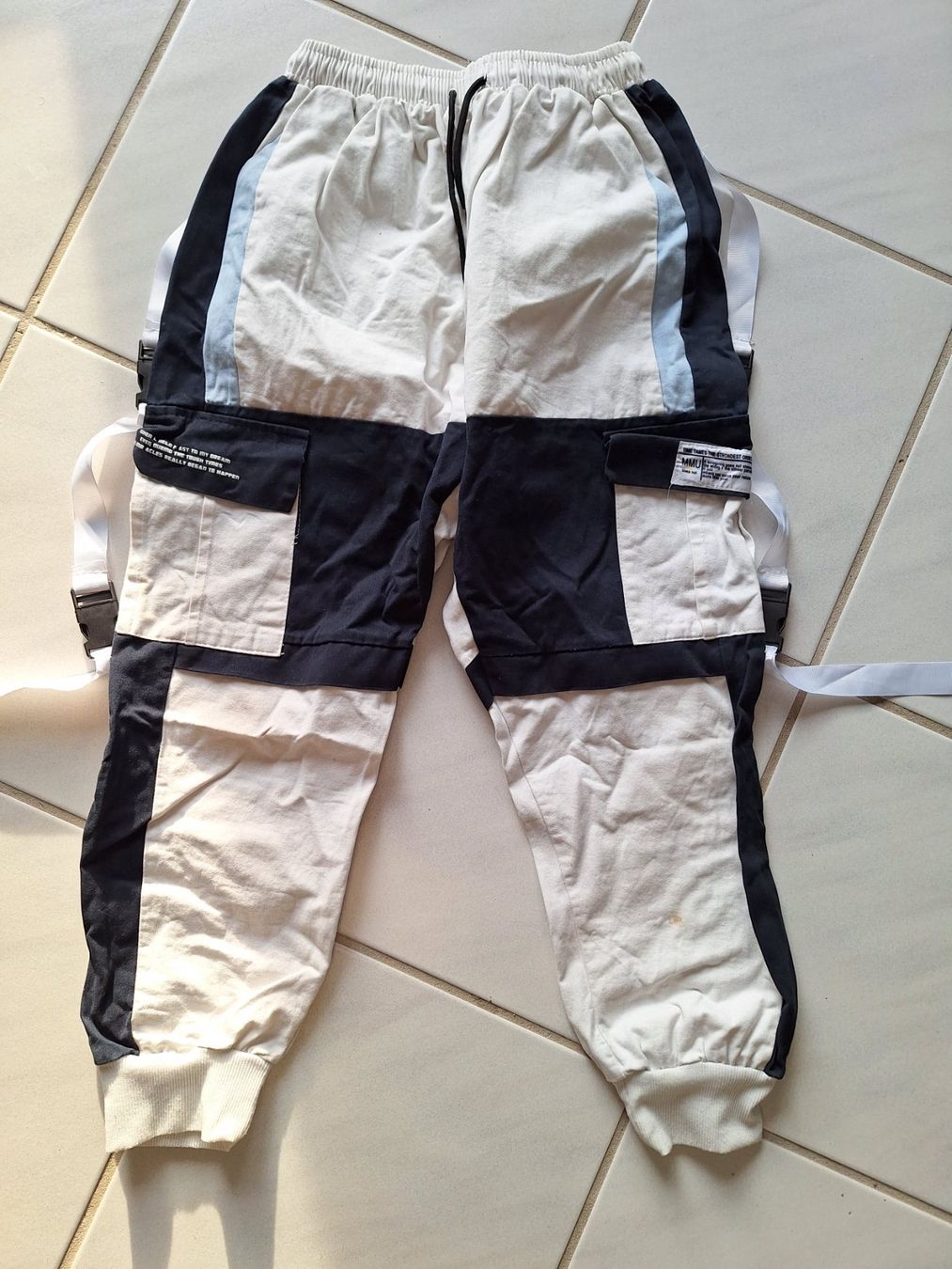 Pantaloni: Freizeit Hose, entspricht etwa Gr. S für Jugendliche – Usato da Eiken venduto da Lashar