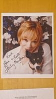 Shirley MacLaine, Original Autogramm auf Grossfoto in Farbe
