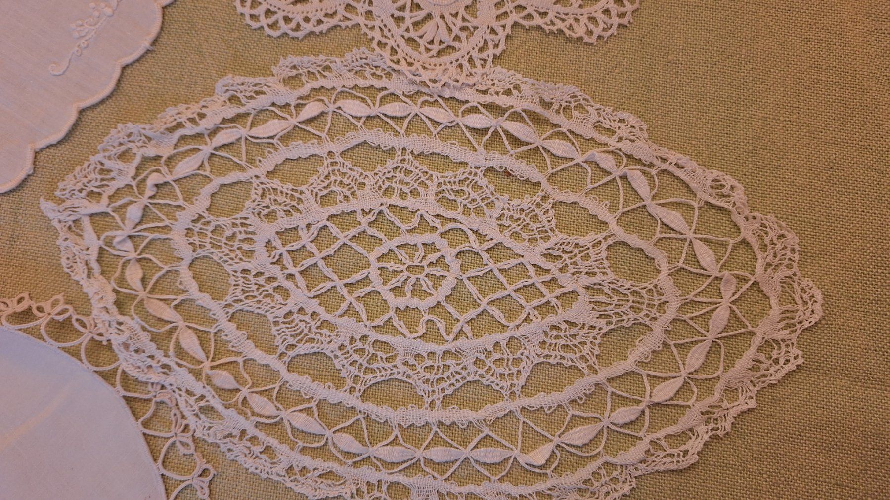 Sonstige Tischwäsche: Lot ,ovale / runde Vintage Spitzen-Deckelchen – Gebraucht aus Dornach von majo8689 5