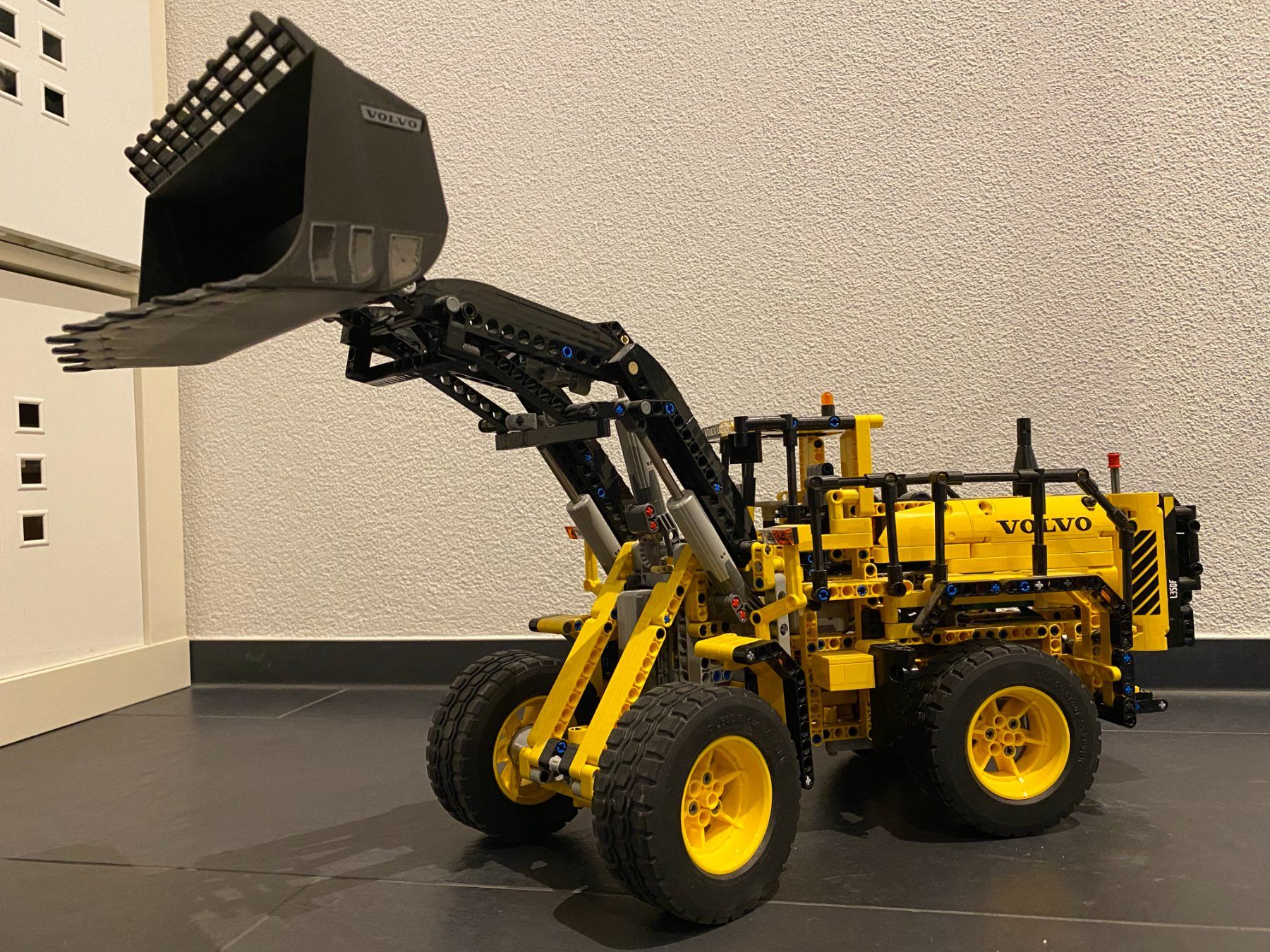 Volvo Escavatori: LEGO Technic VOLVO L350F Radlader – Usato da Wilen b. Wil venduto da Einfachcool