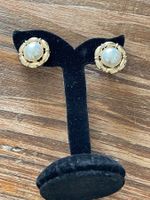 Clous d’oreilles vintage dorée et perles neuves