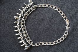 Superbe collier fantaisie argenté avec perles noires</div>